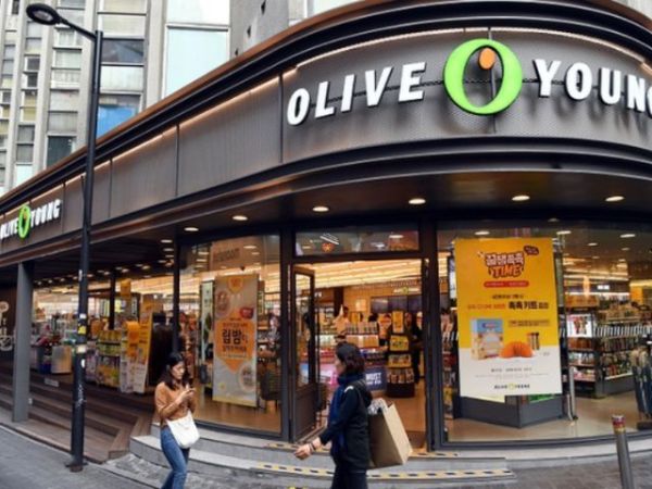 Myeongdong Shopping Street (4)